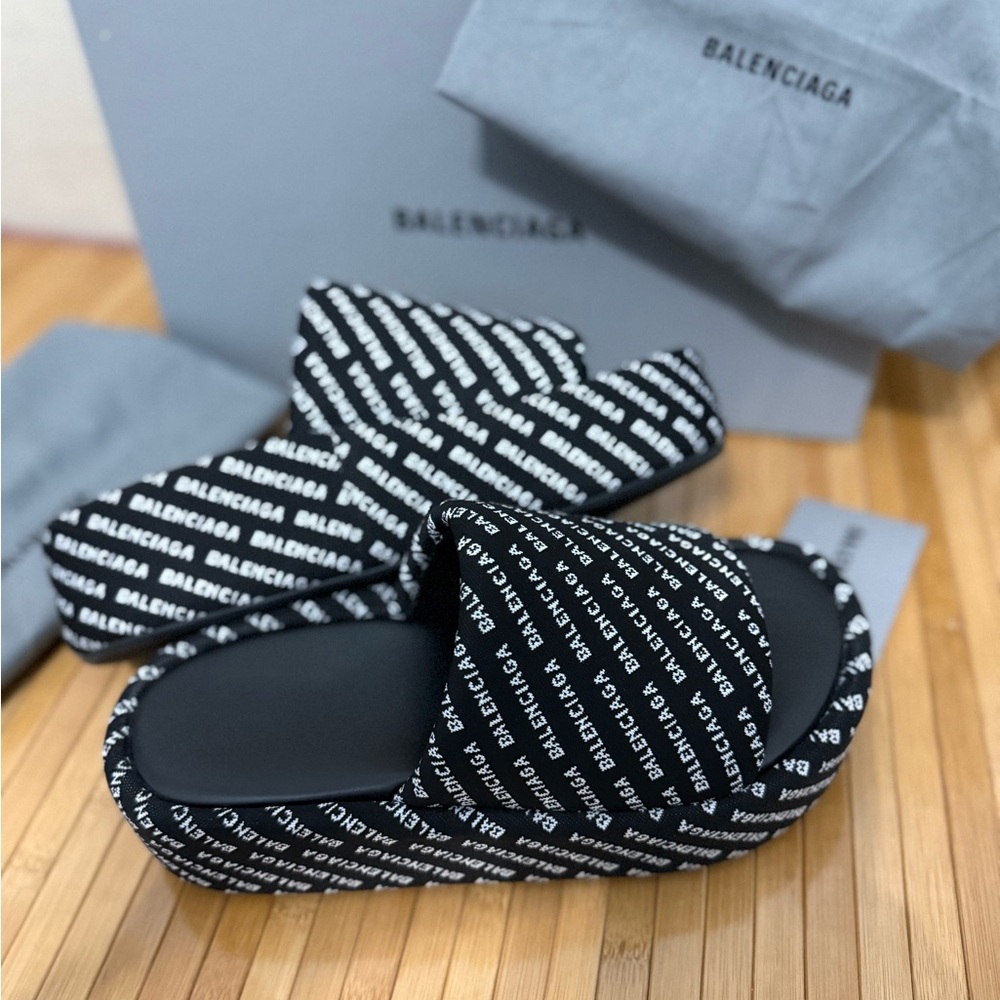 Balenciaga Monochrome Logo Slides sz 8